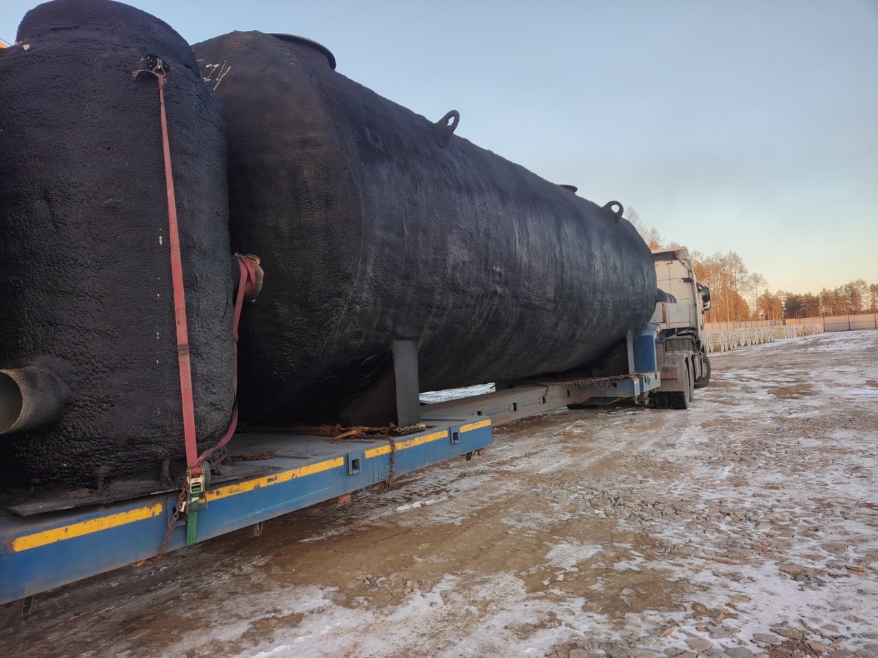 Две крупногабаритные ёмкости на полуприцепе-площадке на терминале в Нижнем Бестяхе