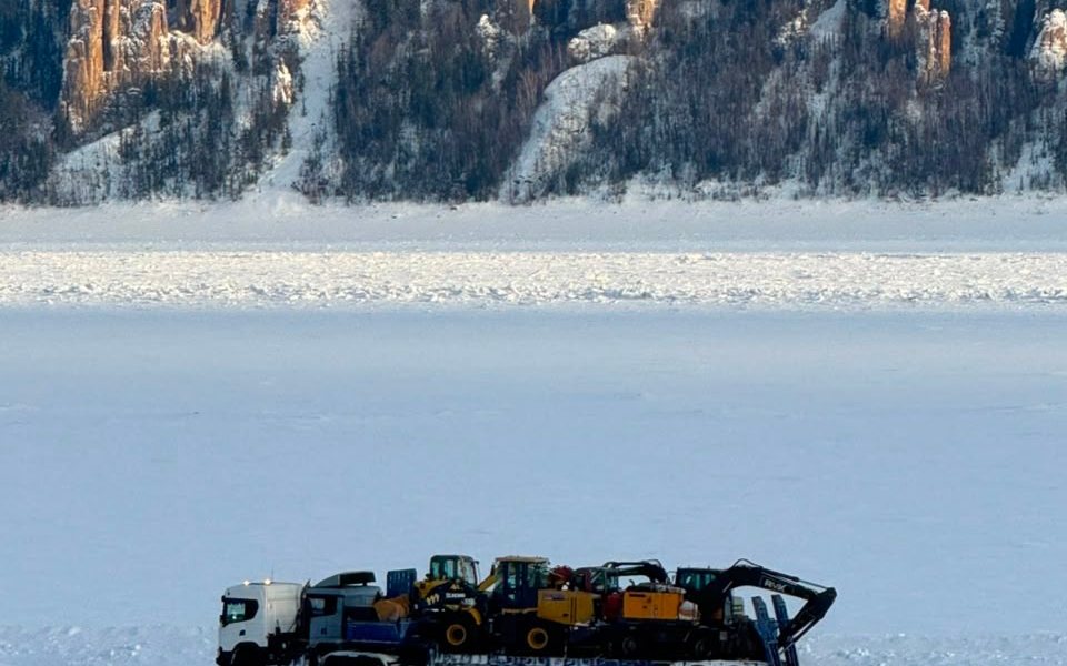 Колонна на ледовой дороге по Лене у Ленских столбов